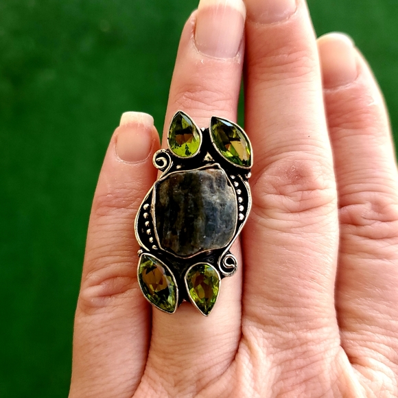 New Rough Kyanite & Peridot 925 Silver Statement Ring. - Picture 4 of 8